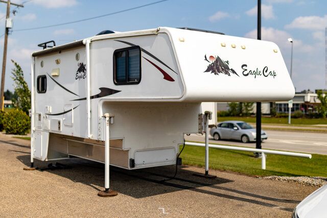 2011 Eagle Cap 995 Truck Camper Red Deer AB