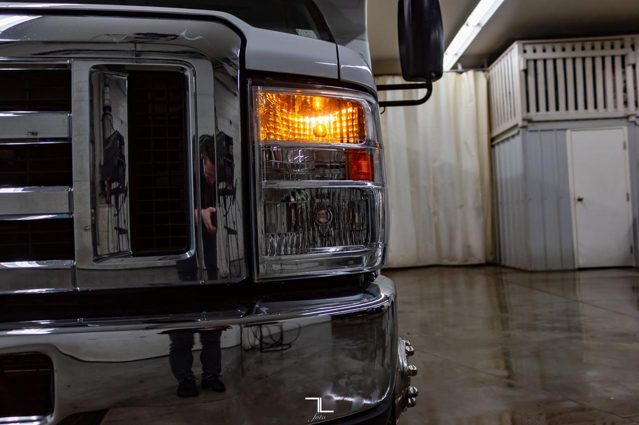 2011 Ford E-350 Cutaway 12 Passenger Wheelchair Lift Red Deer AB