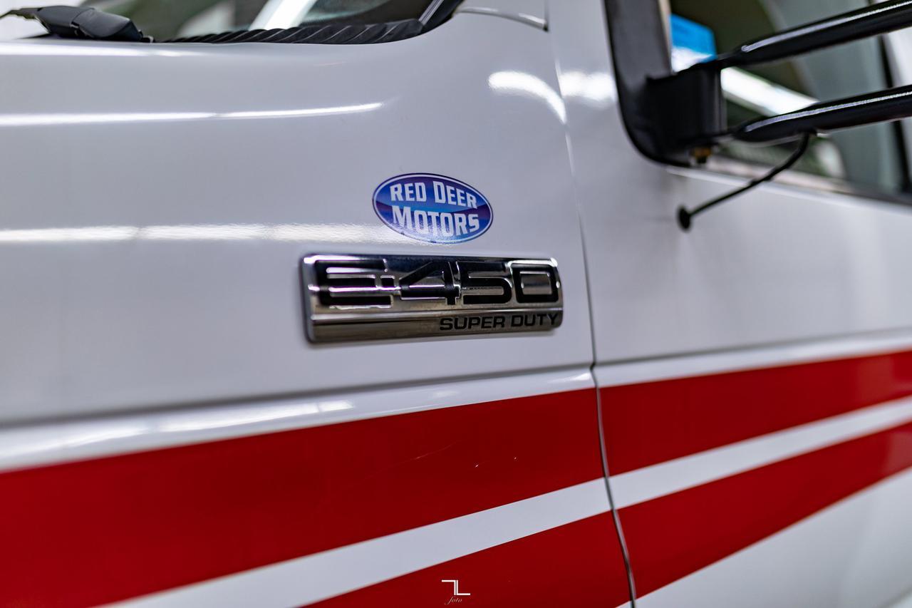 2011 Ford E-450 Wheelchair Bus 9 Passenger Red Deer AB