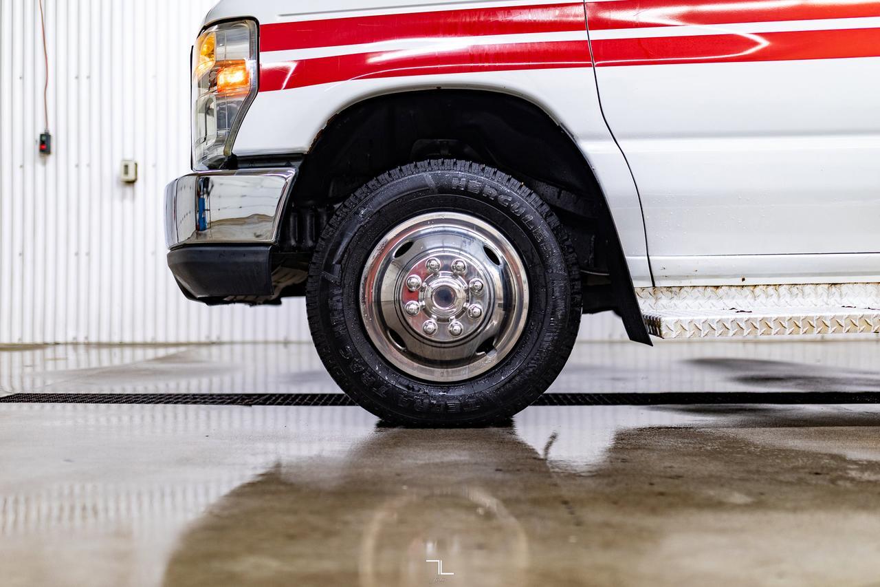 2011 Ford E-450 Wheelchair Bus 9 Passenger Red Deer AB