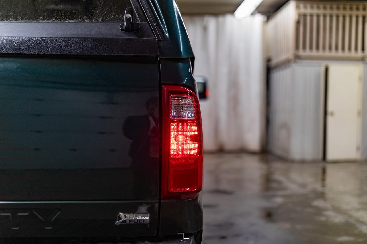 2011 Ford F-250 4x4 Super Cab XL Topper Red Deer AB