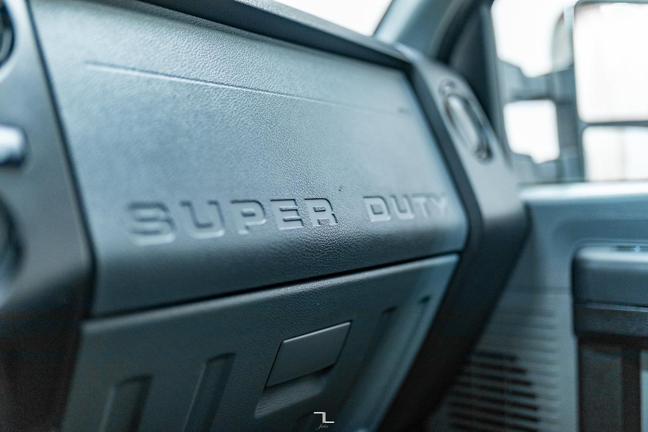 2011 Ford F-250 4x4 Super Cab XL Topper Red Deer AB