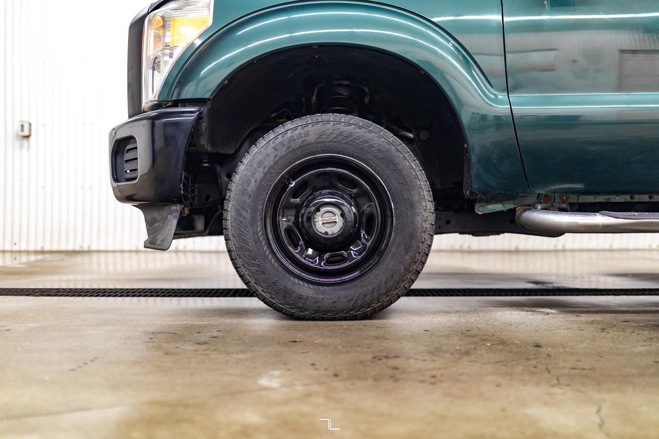 2011 Ford F-250 4x4 Super Cab XL Topper Red Deer AB