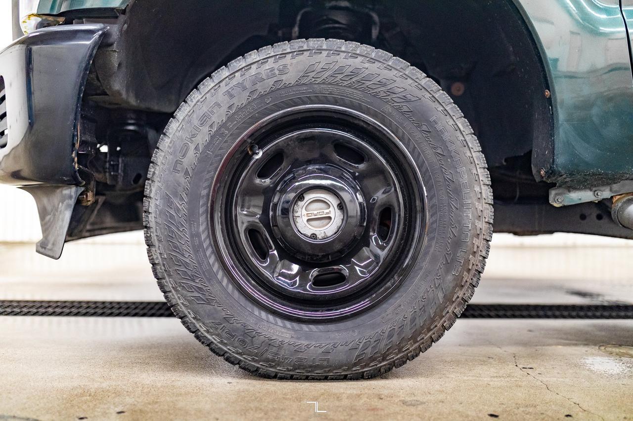 2011 Ford F-250 4x4 Super Cab XL Topper Red Deer AB