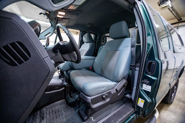 2011 Ford F-250 4x4 Super Cab XL Topper Red Deer AB