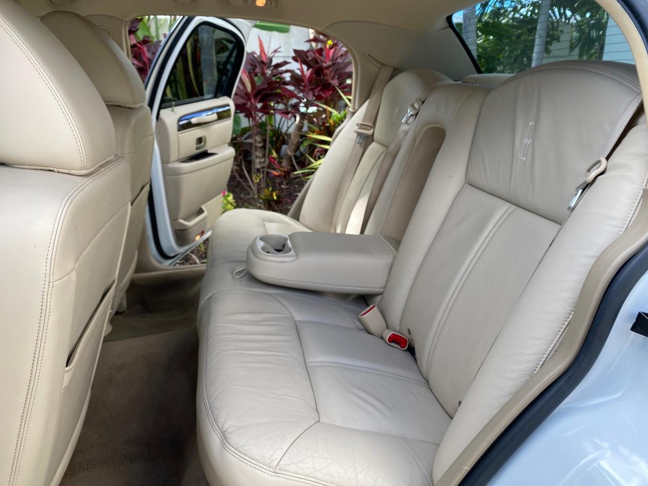 2011 Lincoln Town Car Signature Limited 1 OWNER Pompano Beach FL