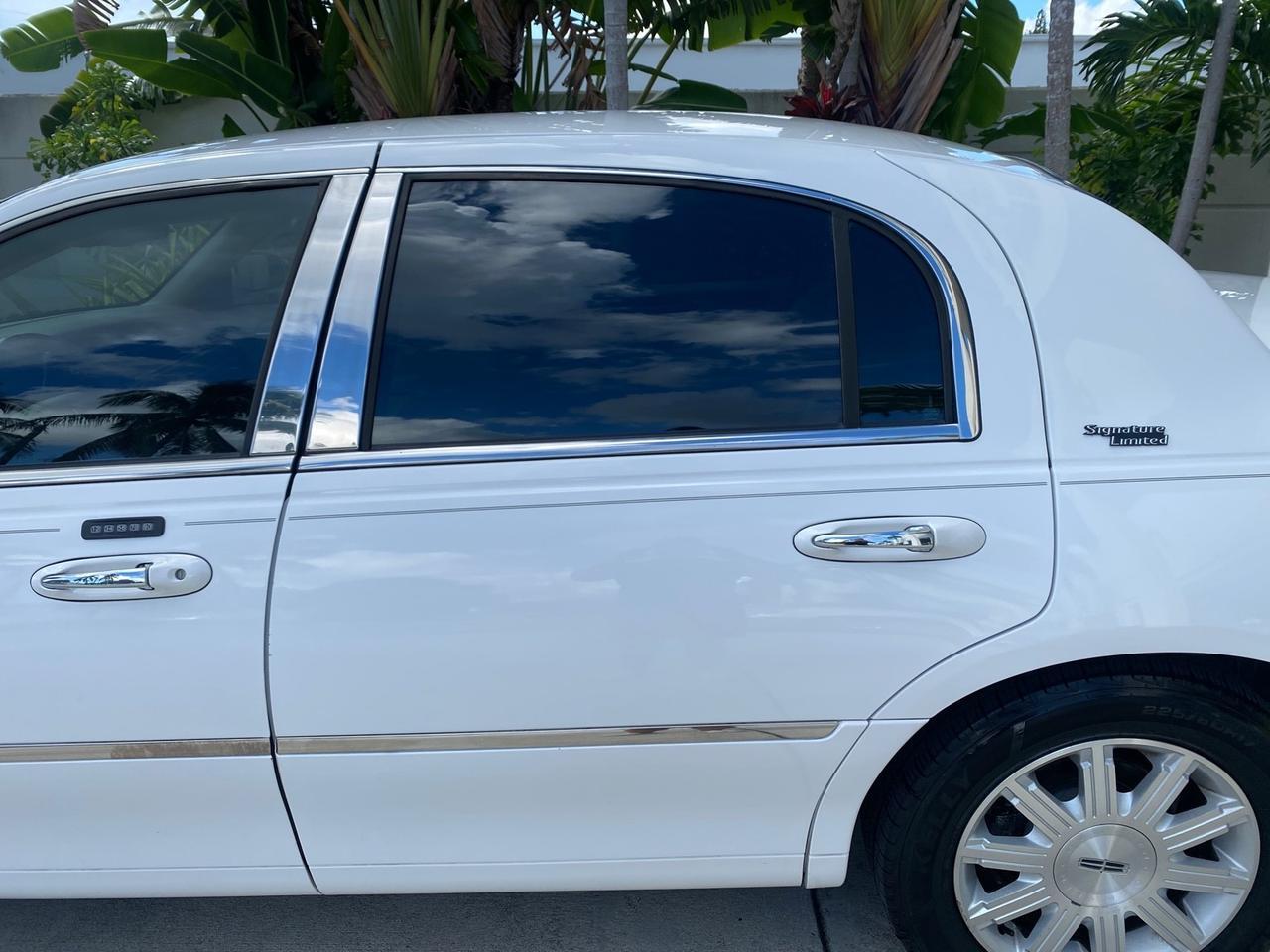 2011 Lincoln Town Car Signature Limited 1 OWNER Pompano Beach FL