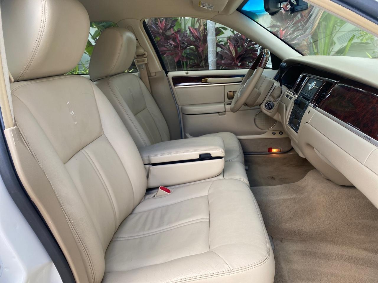 2011 Lincoln Town Car Signature Limited 1 OWNER Pompano Beach FL