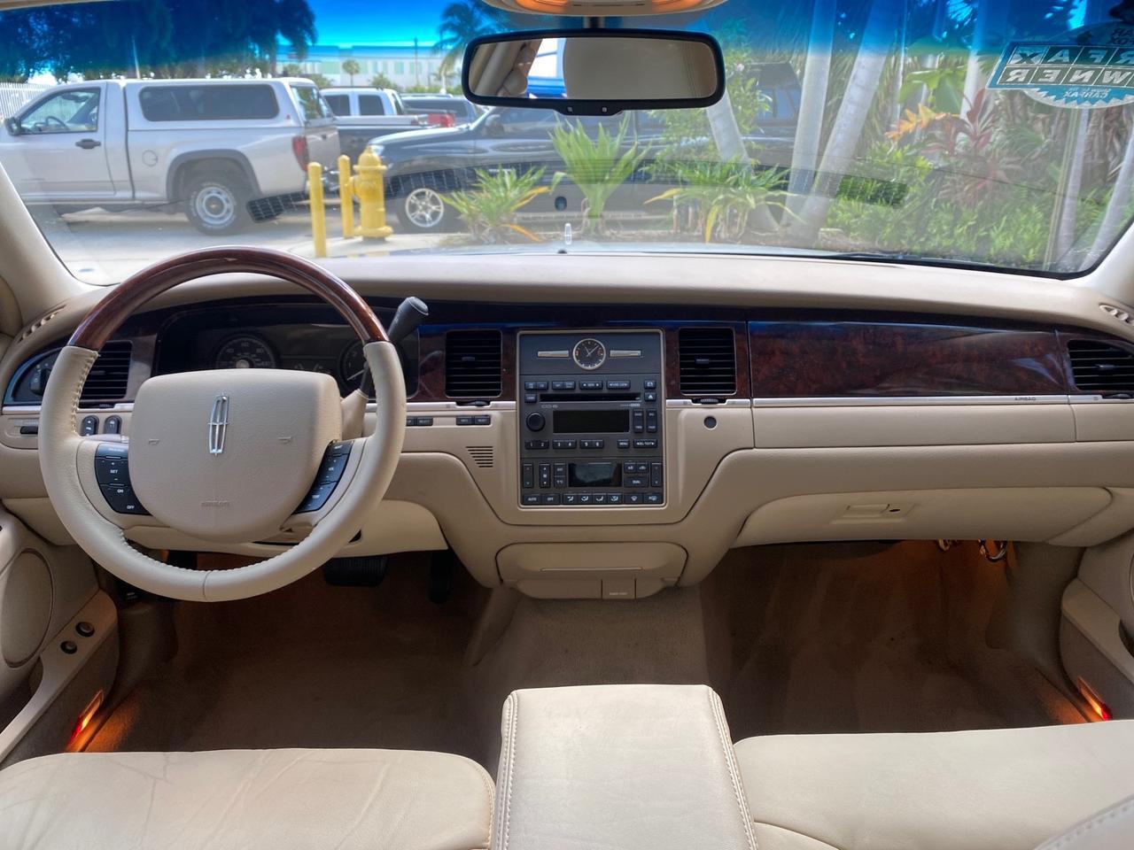 2011 Lincoln Town Car Signature Limited 1 OWNER Pompano Beach FL