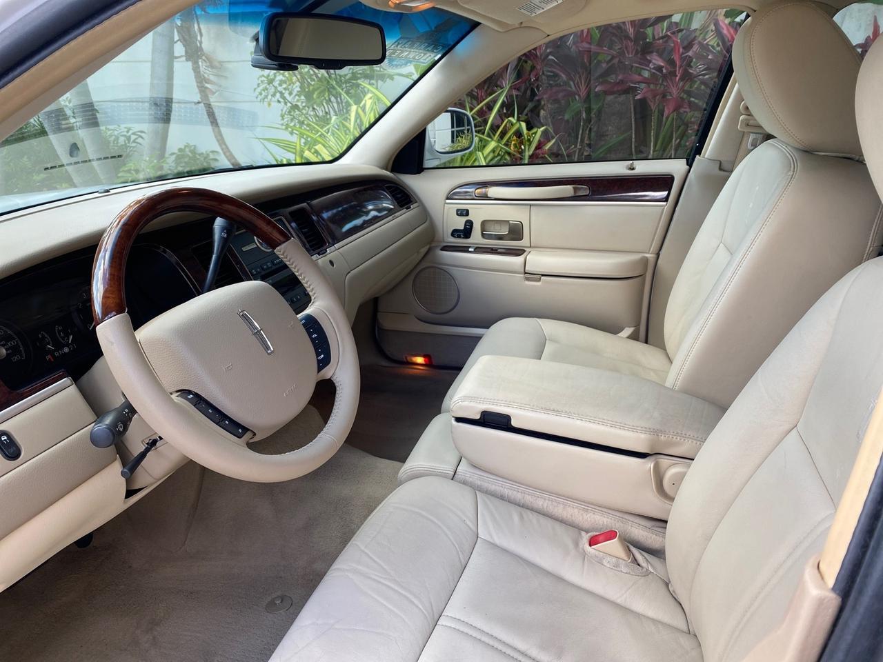 2011 Lincoln Town Car Signature Limited 1 OWNER Pompano Beach FL