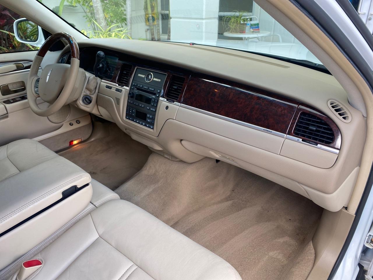 2011 Lincoln Town Car Signature Limited 1 OWNER Pompano Beach FL