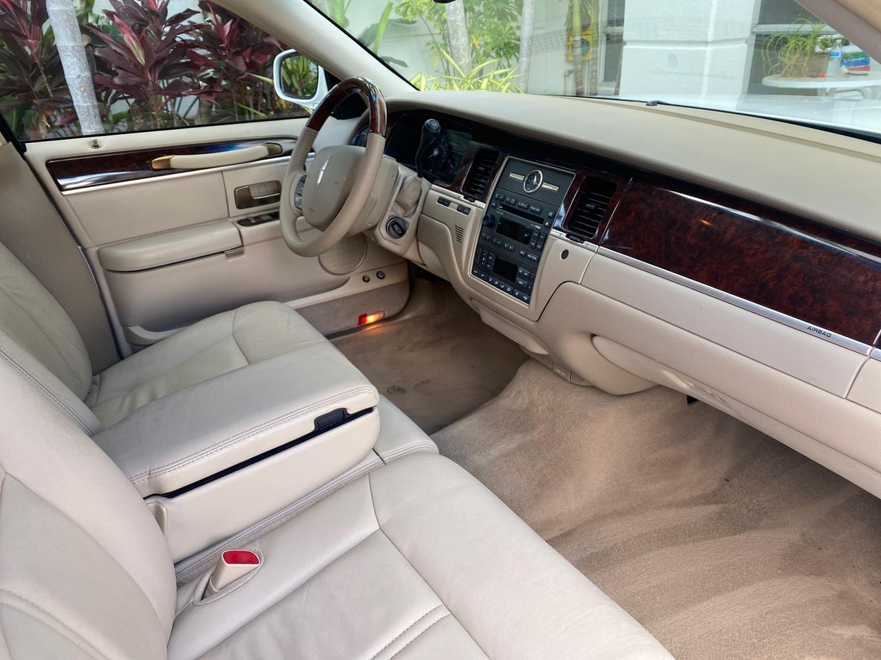 2011 Lincoln Town Car Signature Limited 1 OWNER Pompano Beach FL