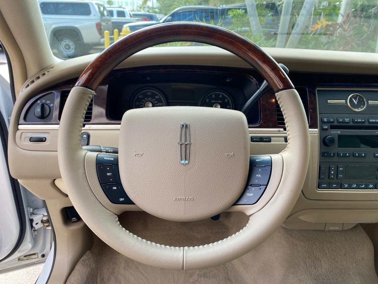 2011 Lincoln Town Car Signature Limited 1 OWNER Pompano Beach FL