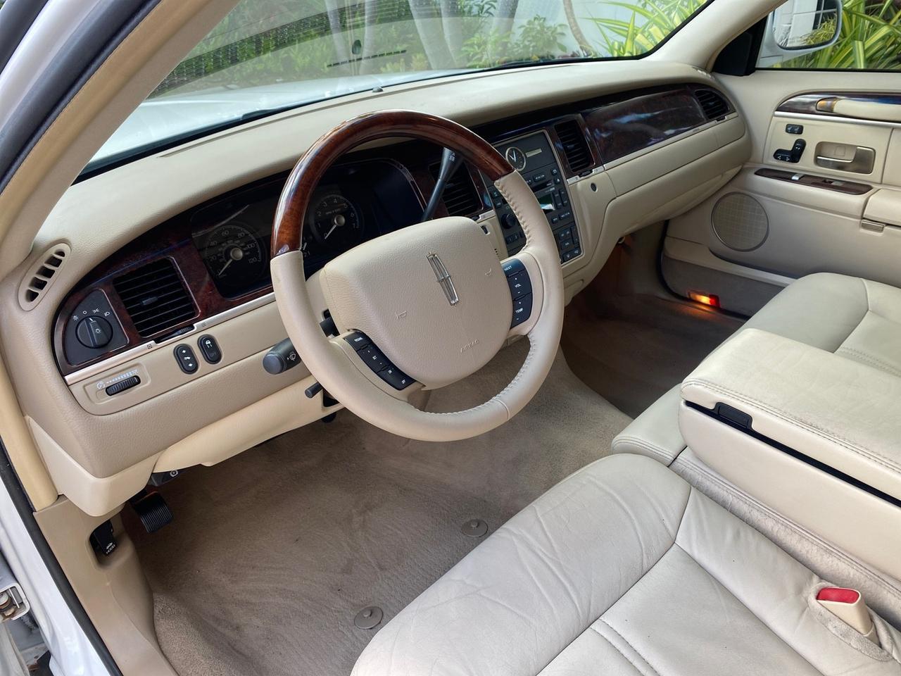 2011 Lincoln Town Car Signature Limited 1 OWNER Pompano Beach FL