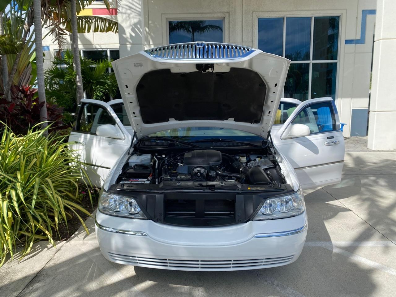 2011 Lincoln Town Car Signature Limited 1 OWNER Pompano Beach FL