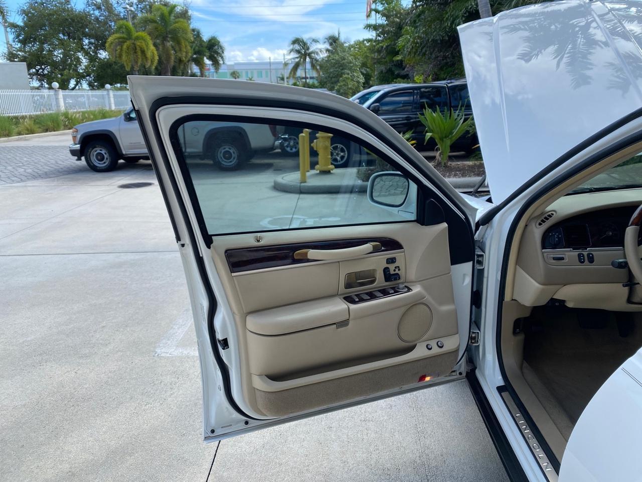 2011 Lincoln Town Car Signature Limited 1 OWNER Pompano Beach FL