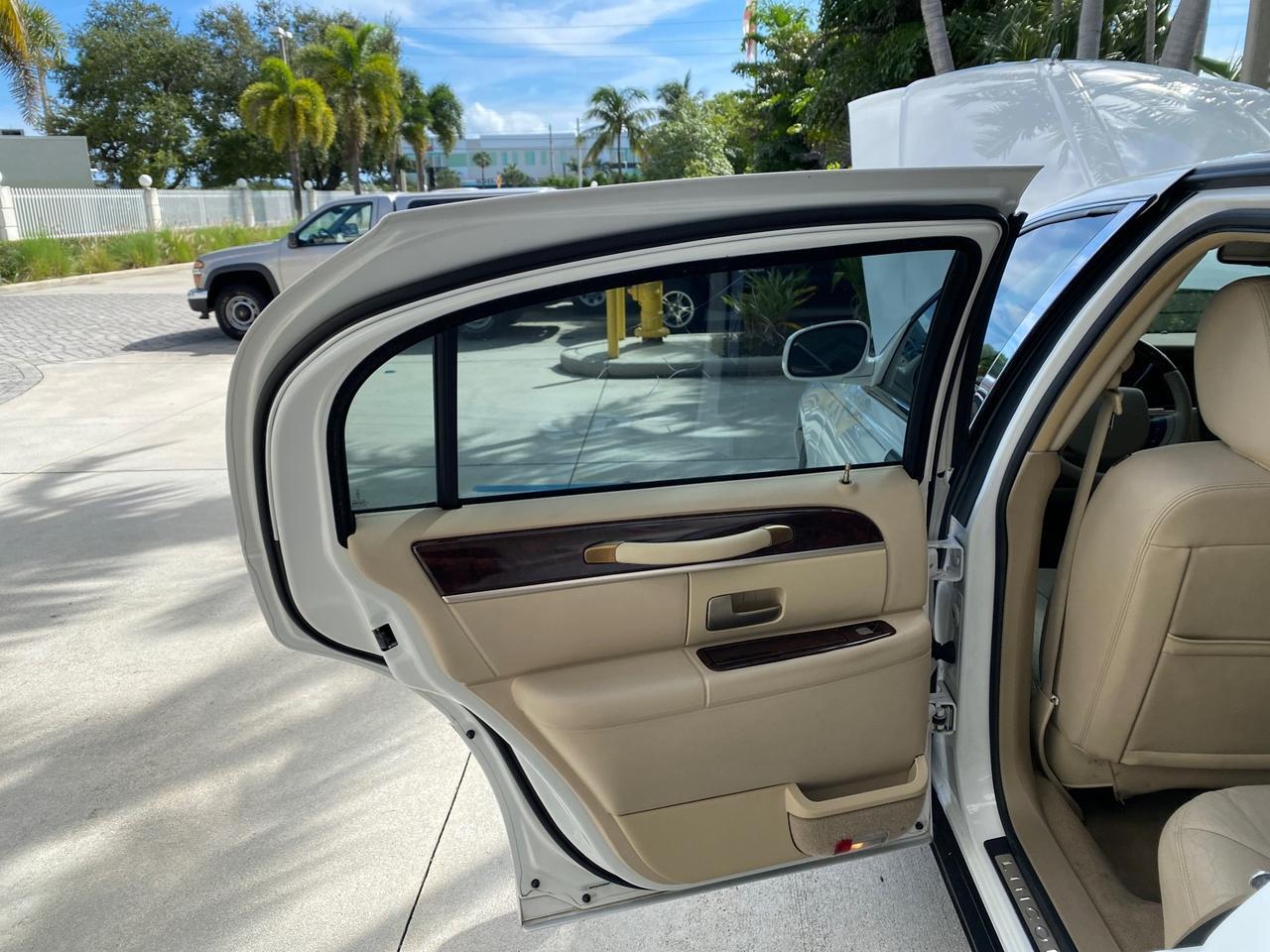 2011 Lincoln Town Car Signature Limited 1 OWNER Pompano Beach FL