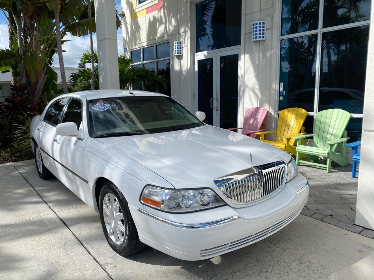2011 Lincoln Town Car Signature Limited 1 OWNER