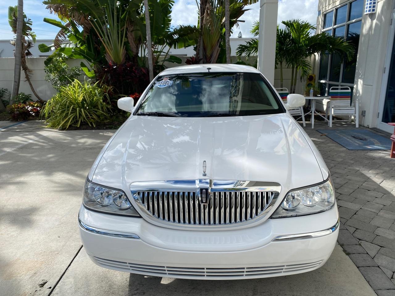 2011 Lincoln Town Car Signature Limited 1 OWNER
