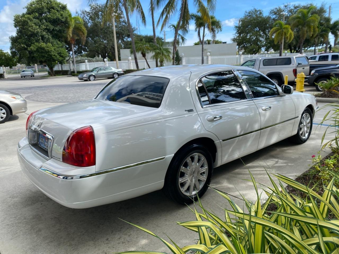 2011 Lincoln Town Car Signature Limited 1 OWNER Pompano Beach FL