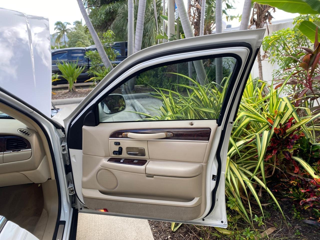 2011 Lincoln Town Car Signature Limited 1 OWNER Pompano Beach FL