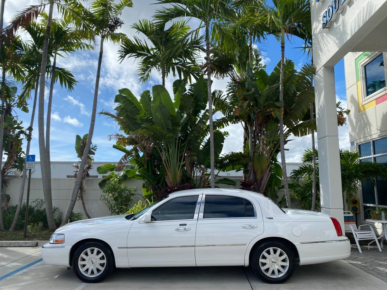 2011 Lincoln Town Car Signature Limited 1 OWNER Pompano Beach FL