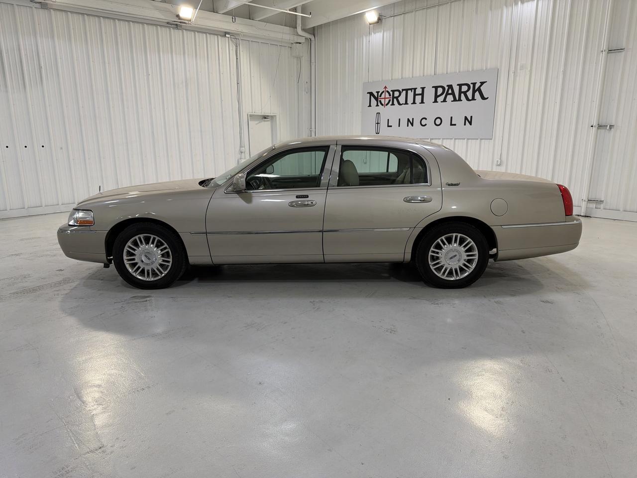 2011 Lincoln Town Car Signature Limited