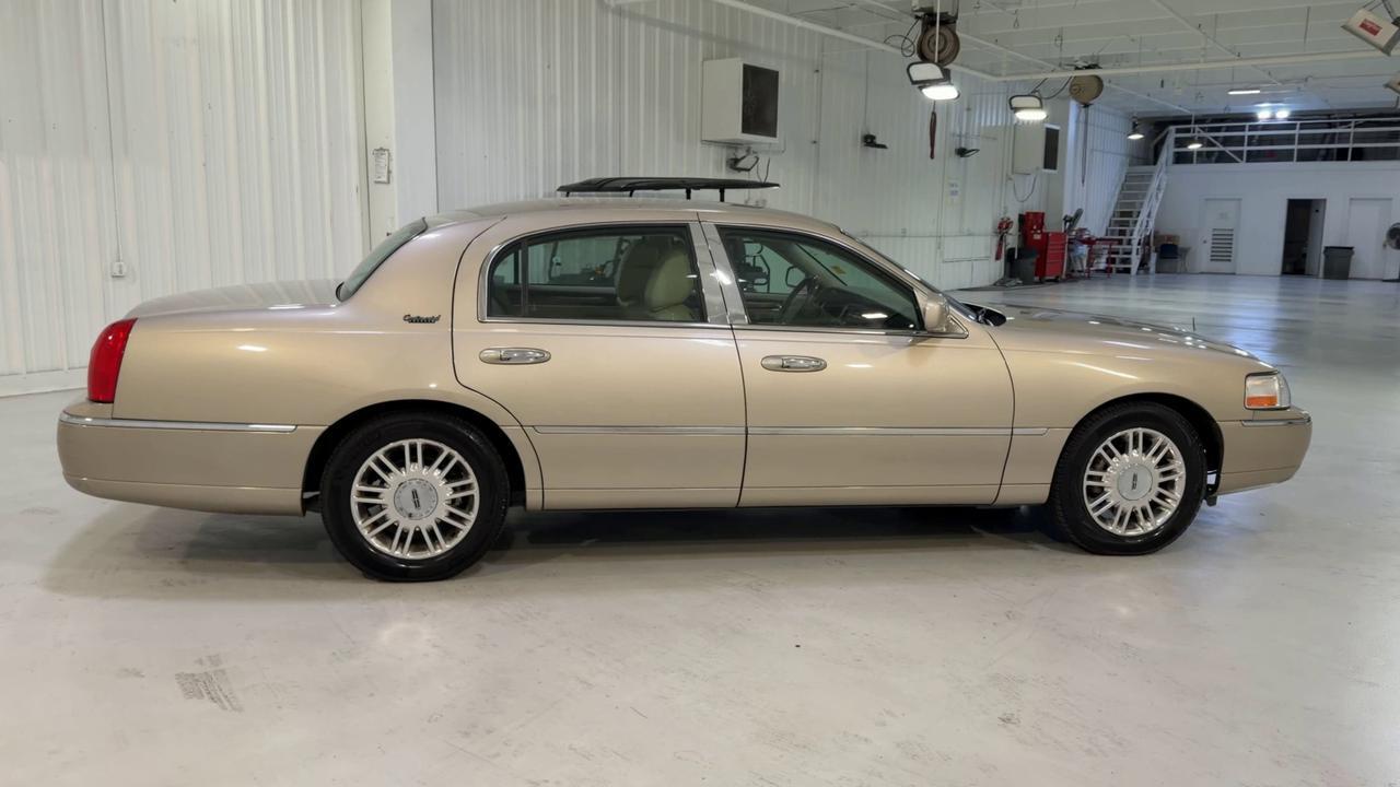 2011 Lincoln Town Car Signature Limited