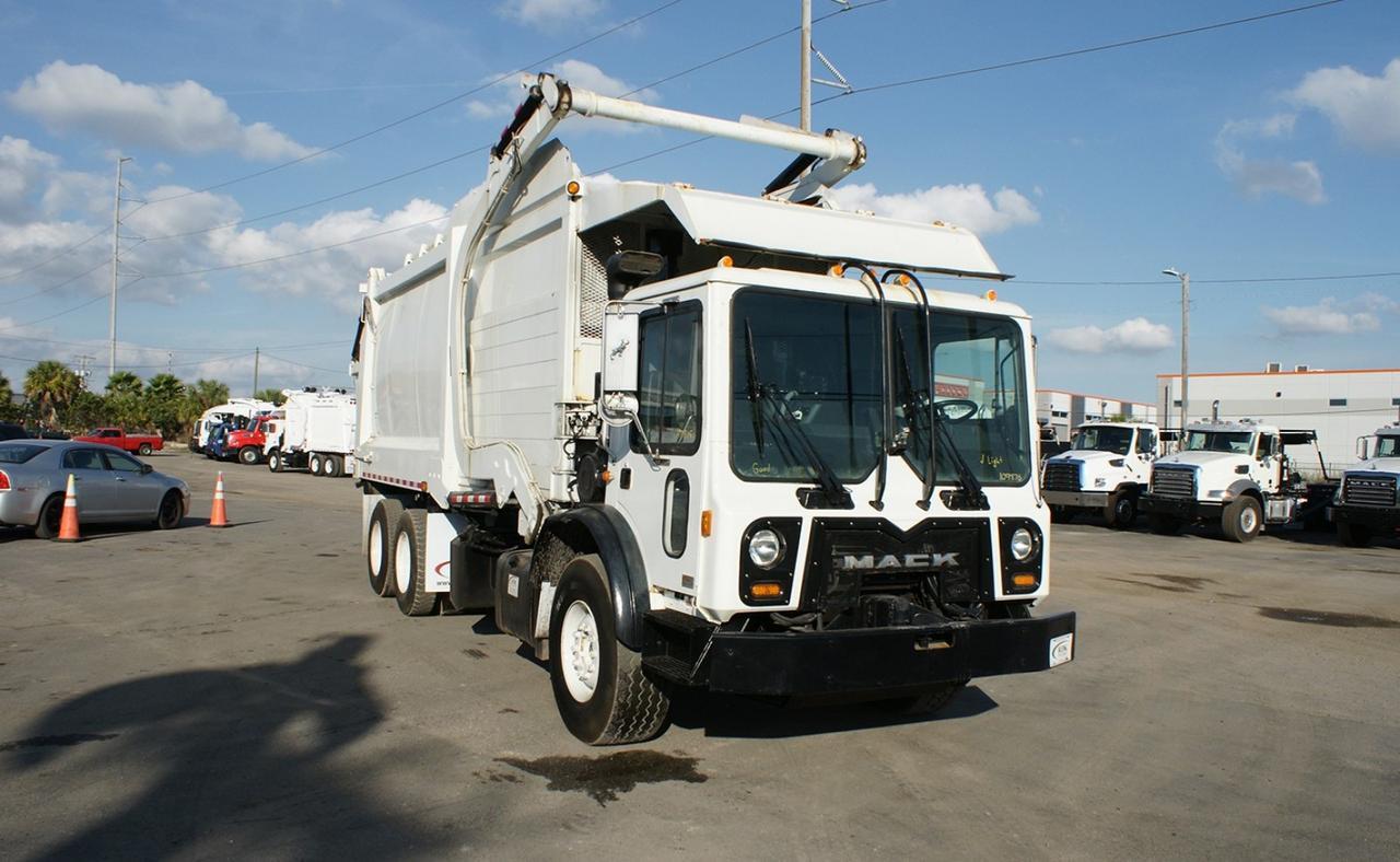 2011 Mack MRU613 40 Yard Heil Front Loader Garbage Truck