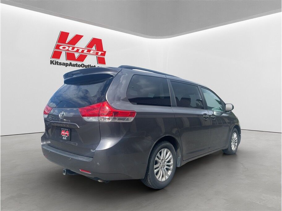 2011 Toyota Sienna XLE Minivan 4D