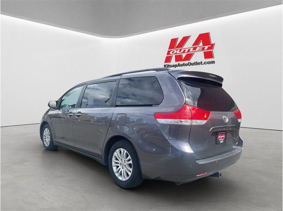 2011 Toyota Sienna XLE Minivan 4D
