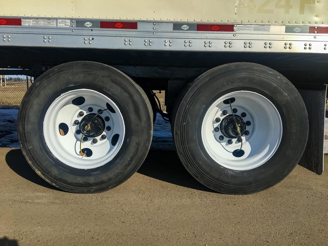 2011 V2SRA Utility Tandem Axle Reefer Trailer 51 Ft. Red Deer AB