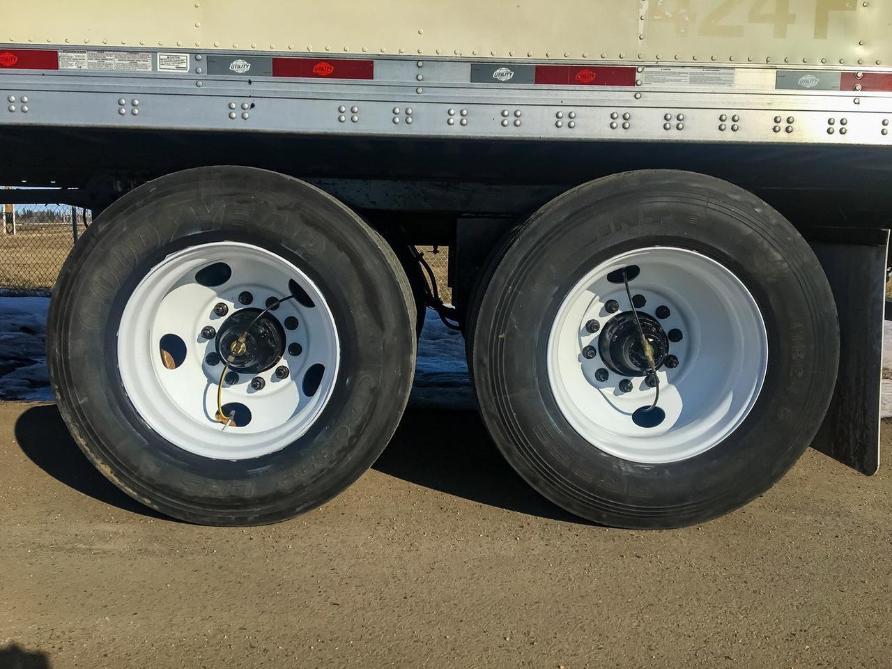 2011 V2SRA Utility Tandem Axle Reefer Trailer 51 Ft. Red Deer AB