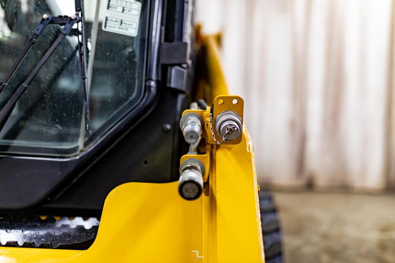 2012 CAT 236B3 Skid Steer Loader Bucket Diesel Red Deer AB