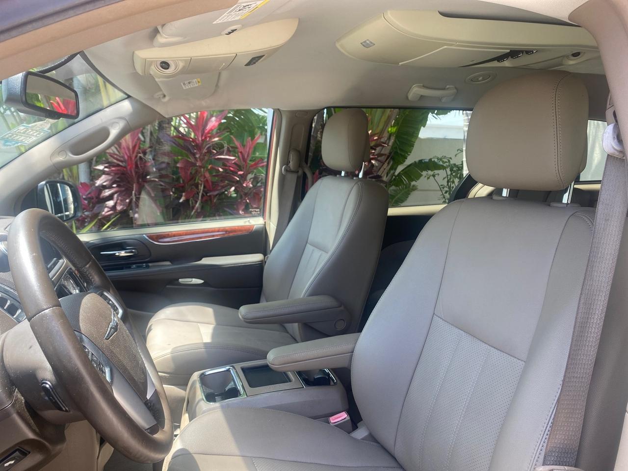 2012 Chrysler Town & Country 1 OWNER LOW MILES 58.406 Pompano Beach FL