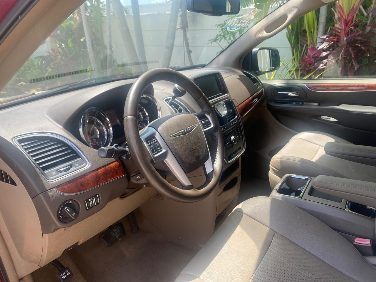 2012 Chrysler Town & Country 1 OWNER LOW MILES 58.406 Pompano Beach FL