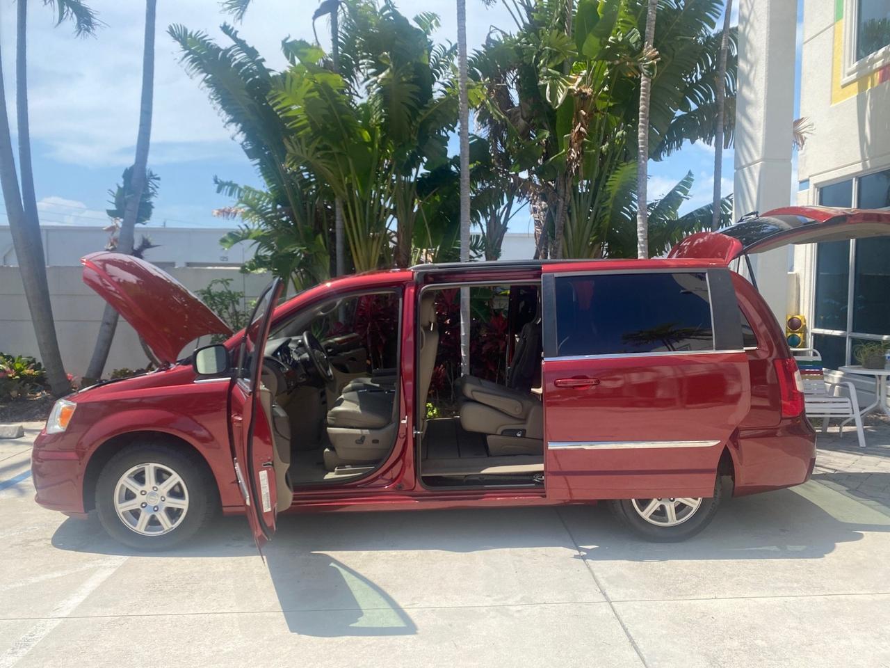 2012 Chrysler Town & Country 1 OWNER LOW MILES 58.406 Pompano Beach FL
