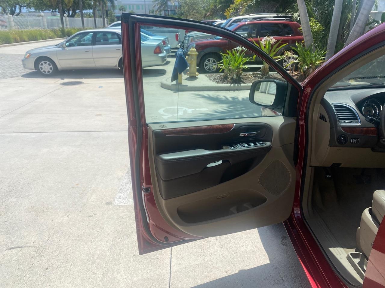 2012 Chrysler Town & Country 1 OWNER LOW MILES 58.406 Pompano Beach FL