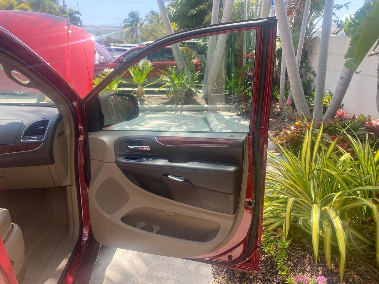 2012 Chrysler Town & Country 1 OWNER LOW MILES 58.406 Pompano Beach FL