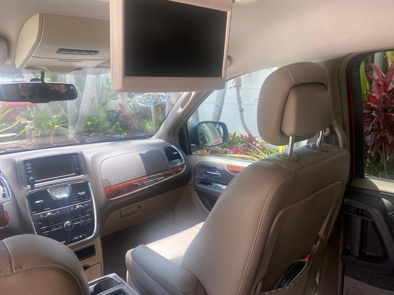 2012 Chrysler Town & Country 1 OWNER LOW MILES 58,411 Pompano Beach FL