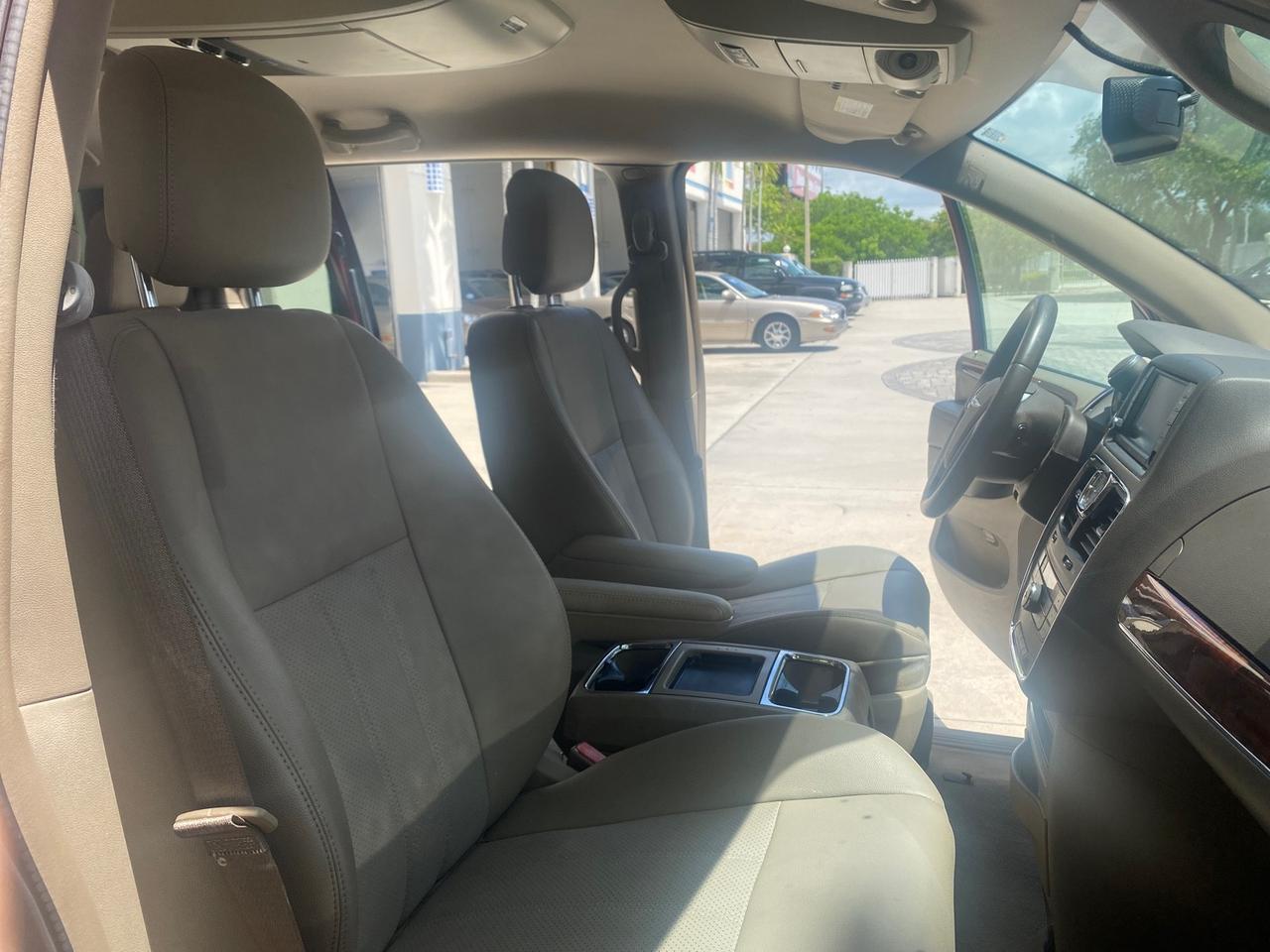 2012 Chrysler Town & Country 1 OWNER LOW MILES 58,411 Pompano Beach FL