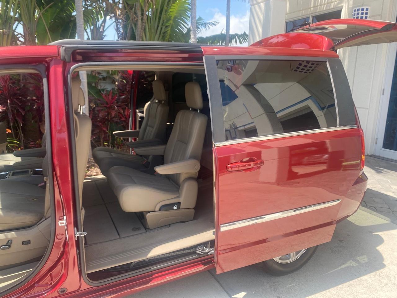 2012 Chrysler Town & Country 1 OWNER LOW MILES 58,411 Pompano Beach FL