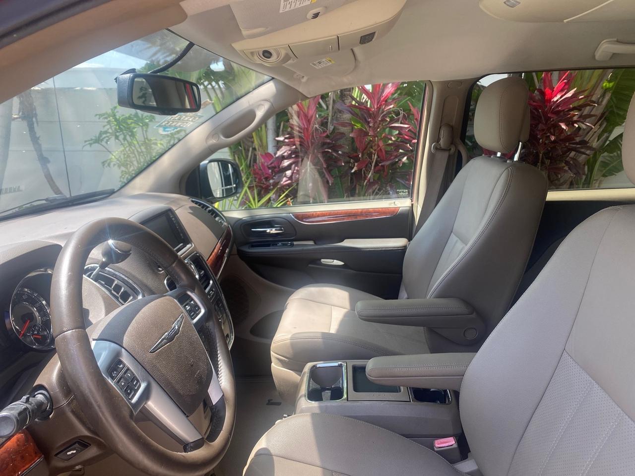 2012 Chrysler Town & Country 1 OWNER LOW MILES 58,411 Pompano Beach FL