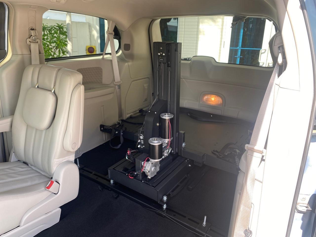 2012 Chrysler Town & Country HANDICAP LIFT LOW MILES 32,124 Pompano Beach FL
