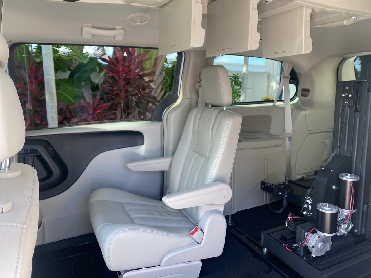 2012 Chrysler Town & Country HANDICAP LIFT LOW MILES 32,124 Pompano Beach FL
