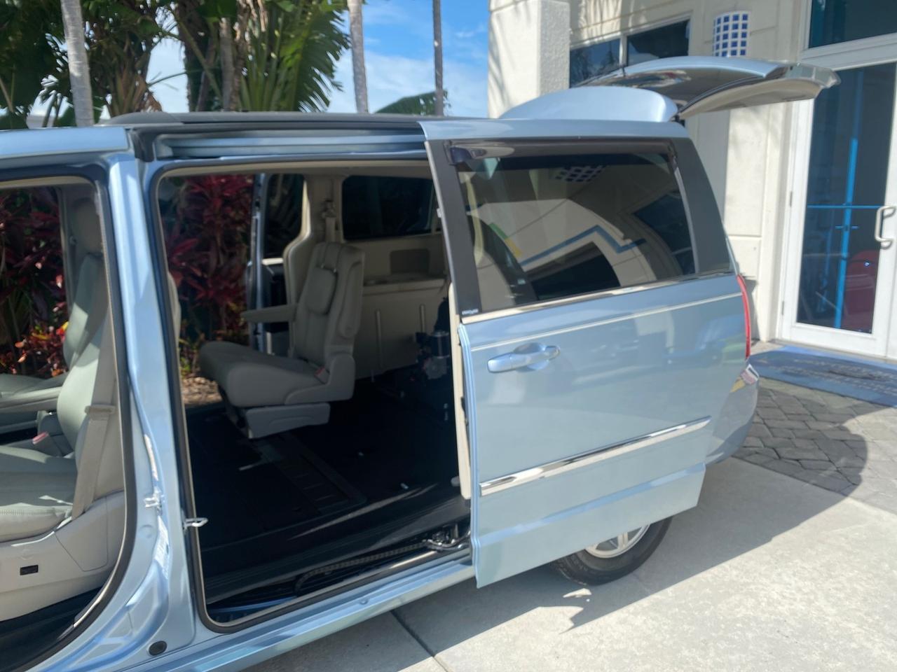 2012 Chrysler Town & Country HANDICAP LIFT LOW MILES 32,124 Pompano Beach FL