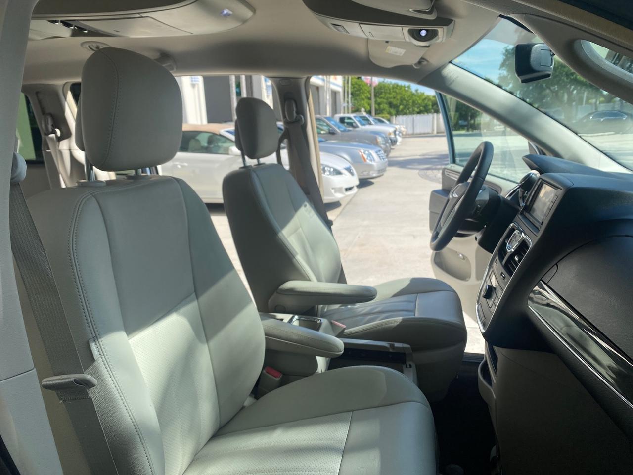 2012 Chrysler Town & Country HANDICAP LIFT LOW MILES 32,124 Pompano Beach FL