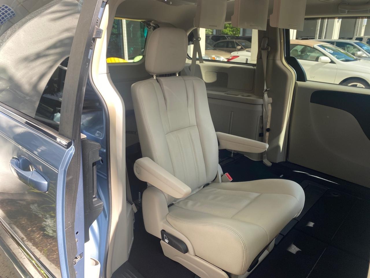 2012 Chrysler Town & Country HANDICAP LIFT LOW MILES 32,124 Pompano Beach FL