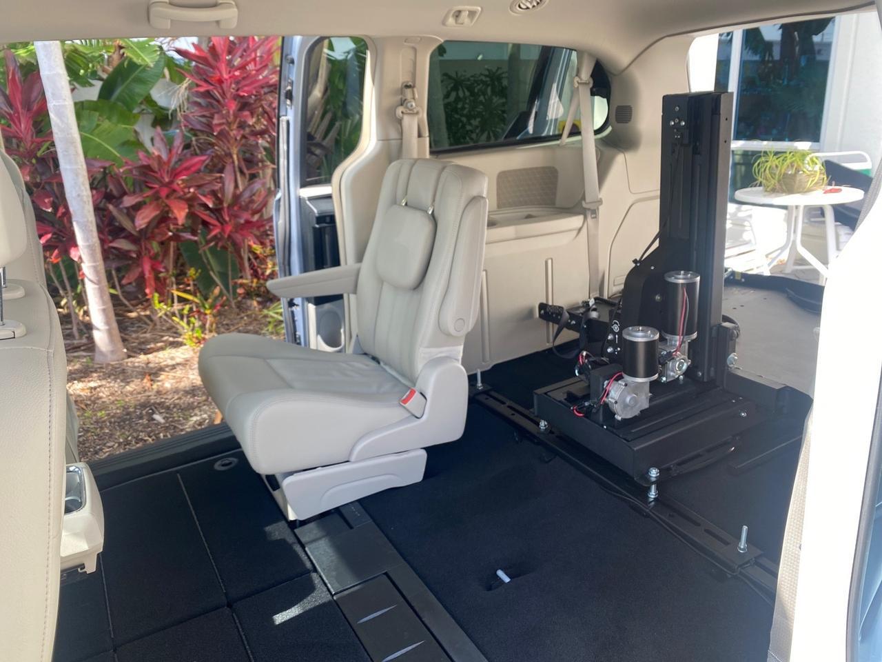 2012 Chrysler Town & Country HANDICAP LIFT LOW MILES 32,124 Pompano Beach FL