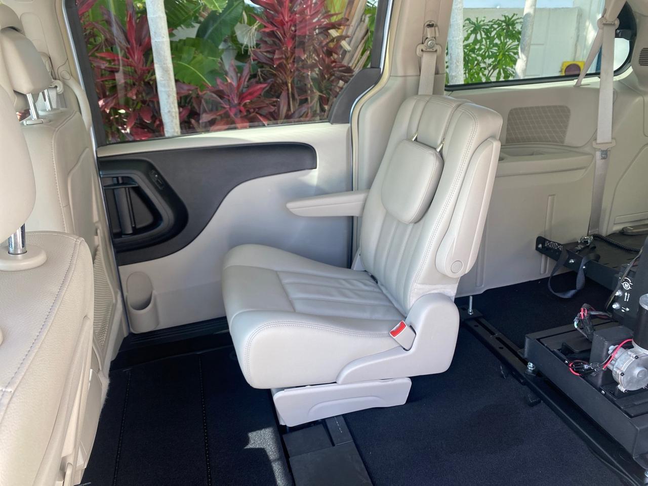 2012 Chrysler Town & Country HANDICAP LIFT LOW MILES 32,124 Pompano Beach FL